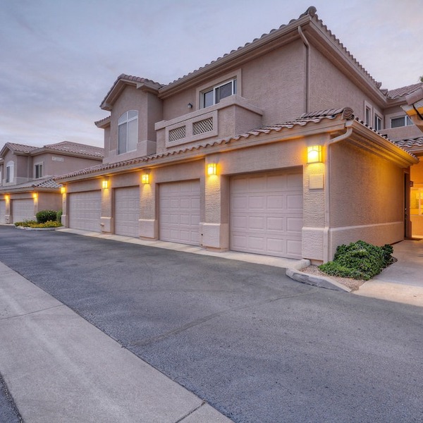 SL Lakes Condo w/GOLF VIEWS, Gated Comm w/Htd POOL &Spa, Walk to Mall w/Eats & Theater