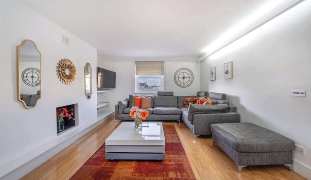 Spacious Georgian Apartment near Victoria St