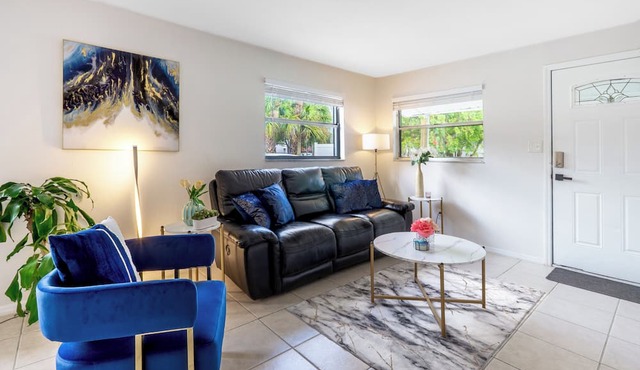 Sparkling Family sized condo near Downtown Saint Petersburg/beaches