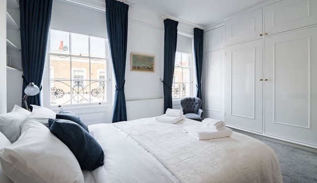 At Home in Chelsea - Two Bedroom House, Sleeps 6