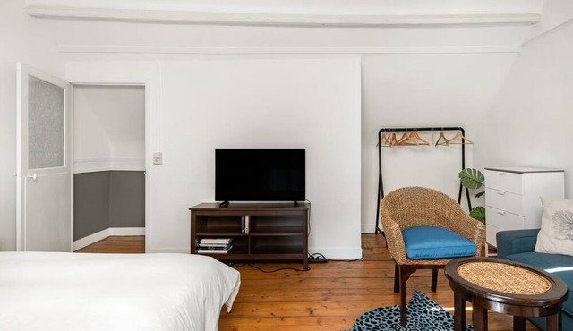 Urban Comfort: Central 2-BR Townhouse for 6