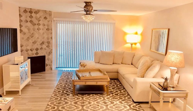 BEAUTIFUL!REMODELED RESORT STYLE CONDO! WALK TO AZ BILTMORE!MTN VIEW!HEATED POOL