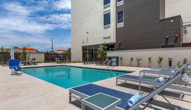 Two-Queen Layout Near Phoenix Zoo & Papago Park | Outdoor Pool & Rooftop Bar