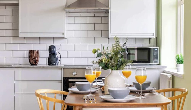Bright and Spacious 1BR Overlooking Hyde Park