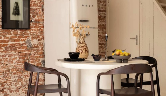 A bright and stylish loft in the heart of Amsterdam, with a cozy interior, plenty of natural light and all the modern conveniences for a relaxing stay in the city.