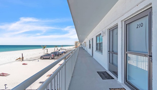 🌞Beachfront Condo🌴Walk to Restaurants🐬Sunsets Every Night🐠Sunset Chateau 210