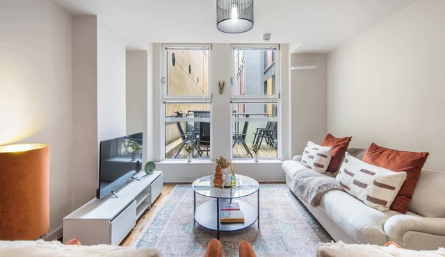 5 Mins Walk to Moorgate | Tranquil City Retreat