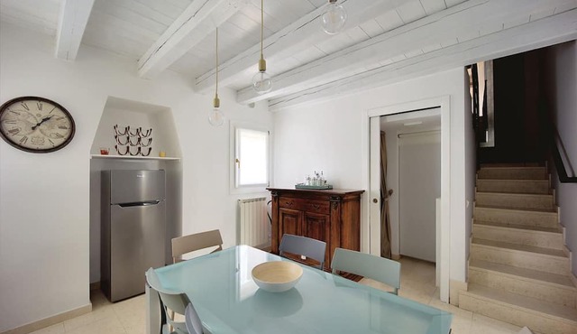 A Cozy Home Close to the Magic of Venice!A bright, fully renovated apartment offering a unique opportunity to experience Venice without being overwhelmed by the tourist hustle and bustle. Located in a strategic spot in Mestre, just a one-minute walk from