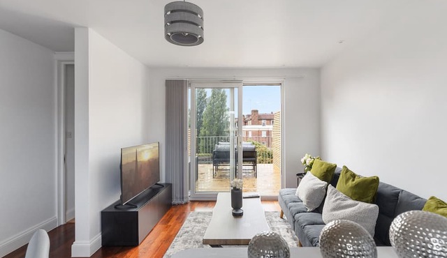Cosy Flat w/Free Parking and Balcony Terrace!