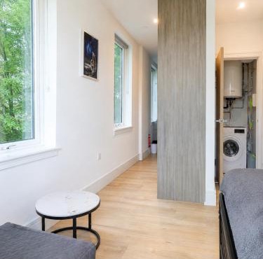 Cozy Studio Apartment - 7 Minutes Drive to Heathrow Airport Terminal 4 - Unlimited Wi-Fi - Sleeps 2 - Paid Parking