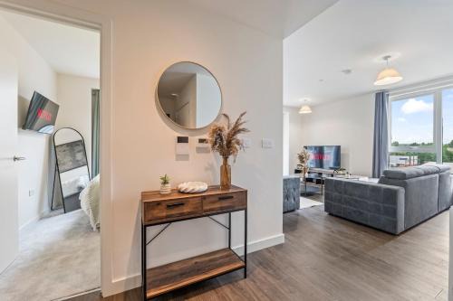Modern 2BR - 4 Stops to Wembley - Sleeps 8