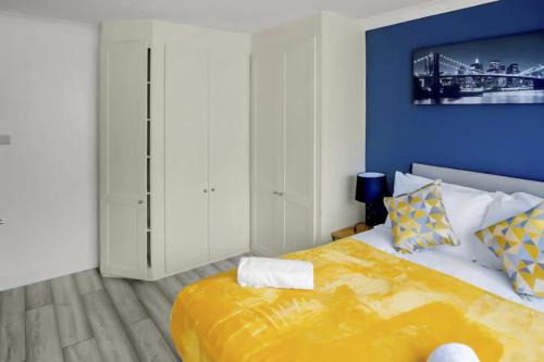 Modern 2 BR ground floor apartment with parking