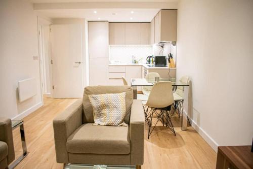 London - Apartment - Sleeps 2 - Garden - Pool