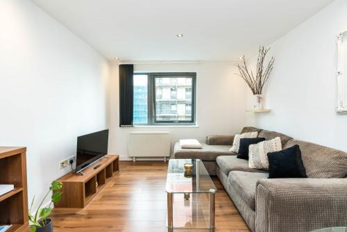 Direct Tube Links to Central London , Walk to Station one bedroom flat in Greater London, ID required