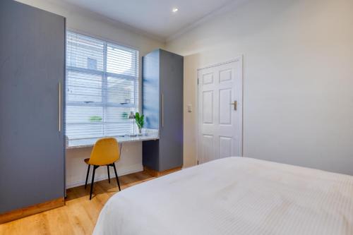 Hampton Collection - Stylish 3 Sleeper Serviced Apartment with Pool